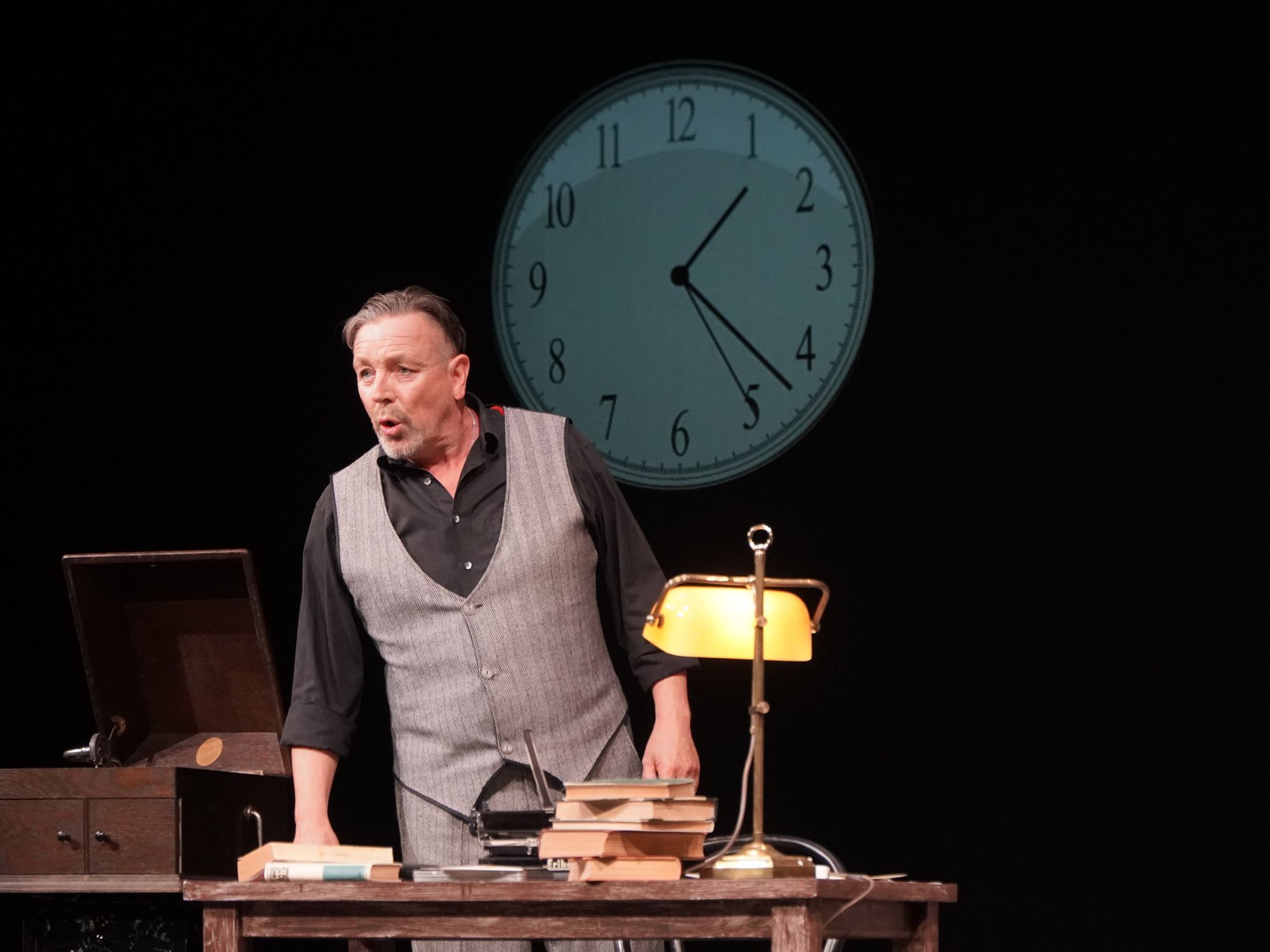 Davon geht die Welt nicht unter - Im Theater putbus